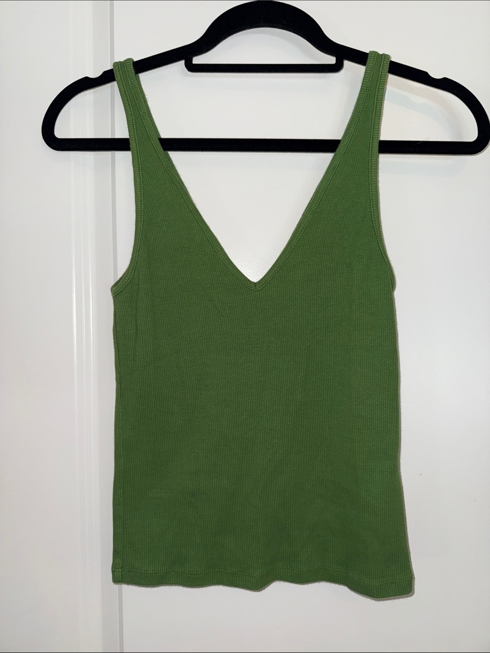 Abercrombie and Fitch Green V-Neck Ribbed Tank Top - Women Size Small